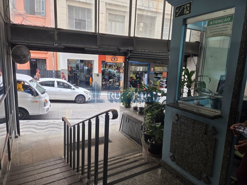 Sala comercial ampla, com linda vista, ensolarada.