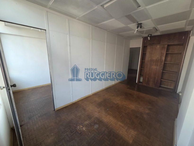 Sala comercial ampla, com linda vista, ensolarada.