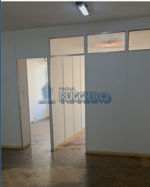 Sala comercial ampla, com linda vista, ensolarada.