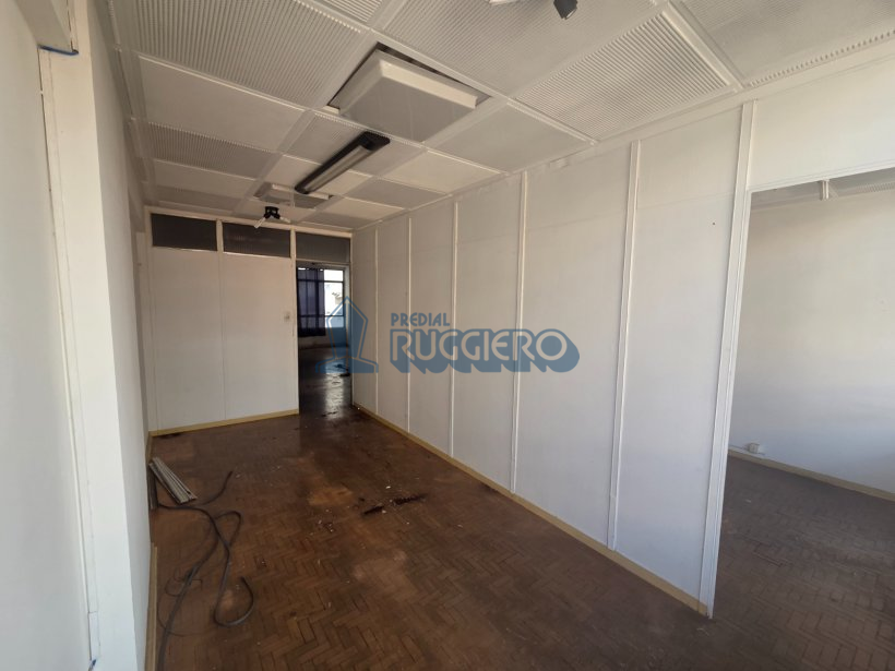 Sala comercial ampla, com linda vista, ensolarada.