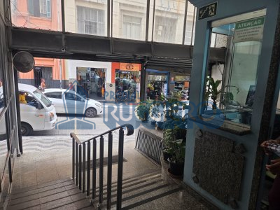 Sala comercial ampla, com linda vista, ensolarada. Sala comercial ampla, com linda vista, ensolarada.