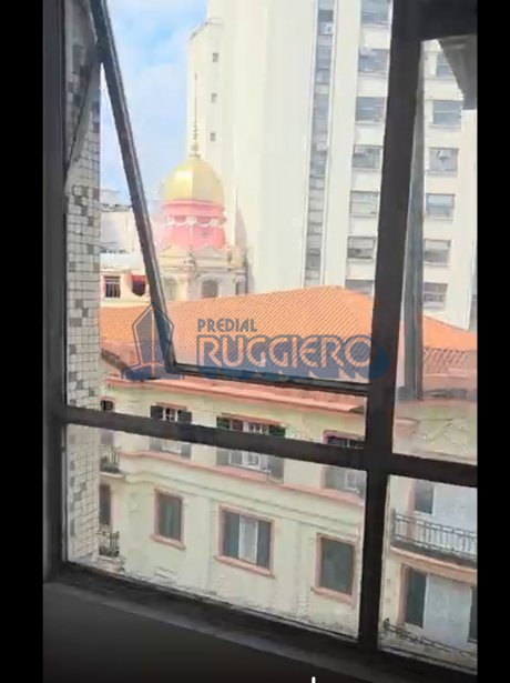 Sala comercial ampla, com linda vista, ensolarada.