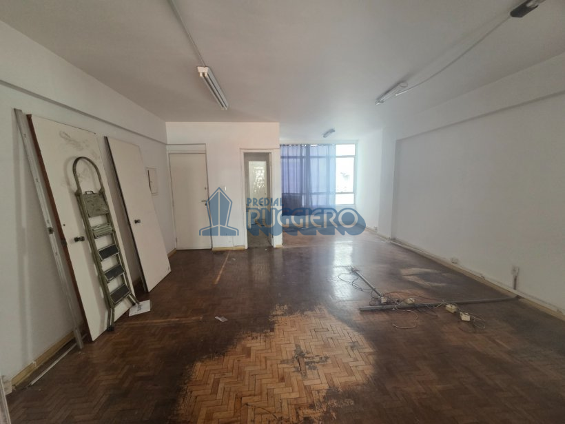 Sala comercial ampla, com linda vista, ensolarada.