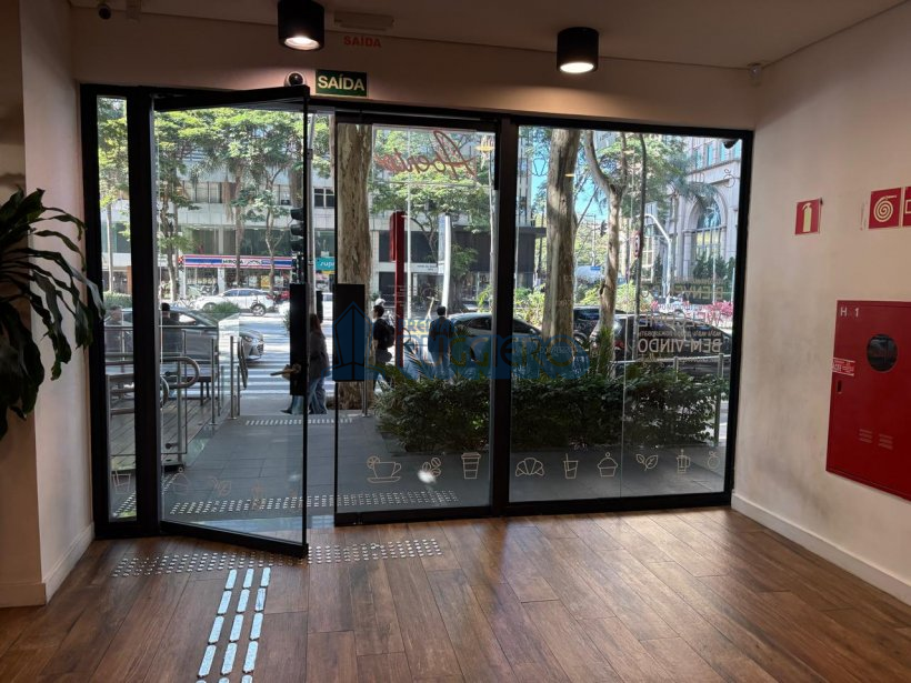 Loja de esquina para locação em um dos endereços corporativos mais valorizados de São Paulo